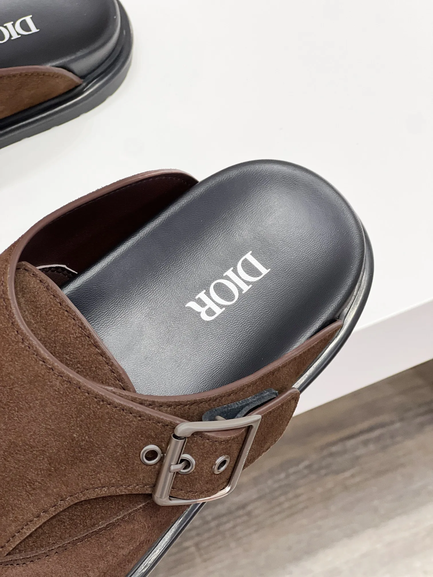 P380 [DIOR] Size 39-44 (38.45 custom-made) 2025ss Dior’s latest men’s slippers are a must-have. Dior Alias ​​Men's Genuine Leather Slippers This summer new Alias ​​sandal embodies a casual and elegant style. Carefully crafted from grained cow leather and Oblique printed fabric, with cowhide lining! Cross-strap design with metal-clad brass CD Diamond logo. The imported cowhide leather and rubber sole adds sophistication and comfort, while Oblique print-effect anti-slip panels add style. No. 012